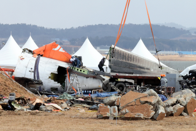 15일 오전 제주항공 참사 현장에서 항공철도사고조사위원회 관계자들이 기체 잔해를 수습하고 있다. <연합뉴스>